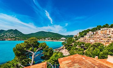 Prachtig uitzicht op de baai van Canyamel, kustlijn op het eiland Mallorca, Spanje Middellandse Zee van Alex Winter