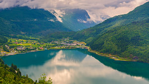 Blick auf Loen und den Innvikfjord, Vestland, Norwegen
