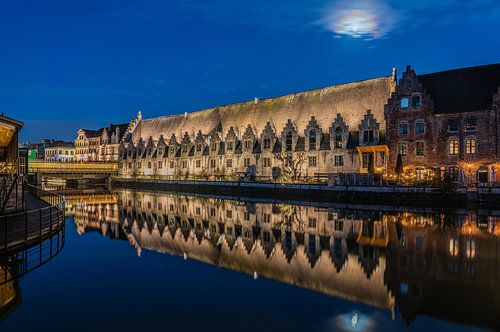 Groot Vleeshuis aan de Gentse Leie bij volle maan