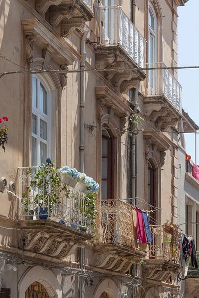 Vieilles fenêtres avec balcons, Vieille ville, Ortygia, Ortigia, Patrimoine mondial de l'UNESCO, Syr par Torsten Krüger