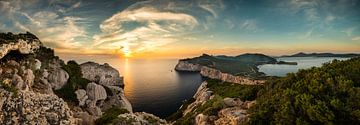 Zonsondergang in de baai bij Alghero - Sardinië van Damien Franscoise