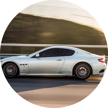Maseratie sportscar sportcoupé in grijs op de snelweg van Atelier Liesjes