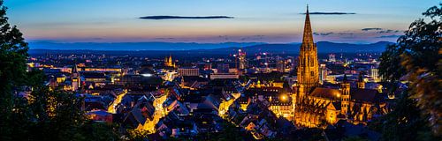 Fribourg-en-Brisgau vue d'en haut en été dans une atmosphère crépusculaire magique Panorama XXL de l