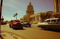 Klassieke auto's voor el Capitolio in Havana by Bart Muller thumbnail