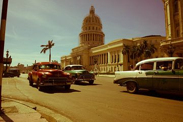 Klassieke auto's voor el Capitolio in Havana van Bart Muller