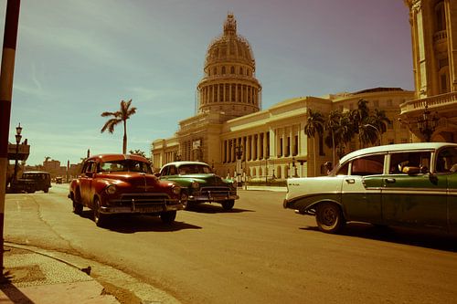 Klassieke auto's voor el Capitolio in Havana