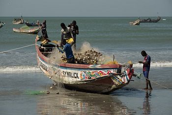 Vissersboot in Gambia, met Messi als boegbeeld