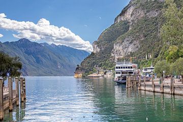 Uitzicht op het Gardameer vanaf Riva del Garda van t.ART