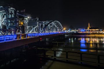 IJsselbrücke Zutphen bei Nacht von Francis de Beus