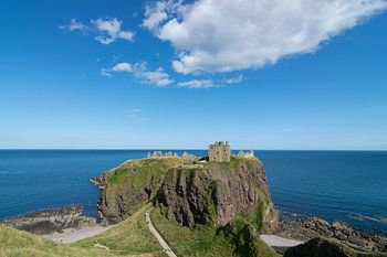 Dunnattor Castle thront dramatisch auf einer Klippe vor der schottischen Küste