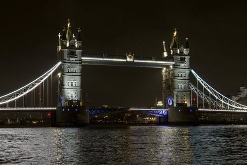 London Tower Bridge bei Nacht