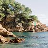 Klein huisje op de rotsen aan zee in Spanje | Moderne kleurrijke reisfotografie wall art print van Milou van Ham