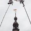 Op grote hoogte elkaar de hand schudden, bij de Waag Deventer van Betty van Engelen