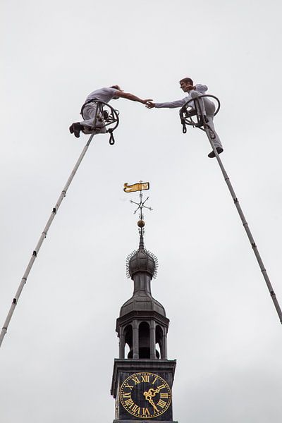 Händeschütteln in großer Höhe, auf der Waag Deventer von Betty van Engelen
