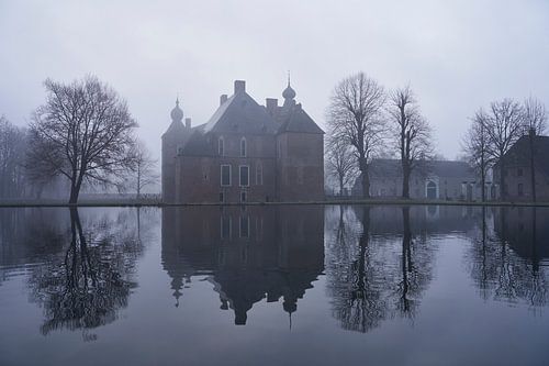 Mistige reflectie van kasteel Cannenburch