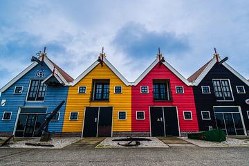 Gekleurde huisjes in Zoutkamp van Lisanne Bosch