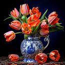Delfts Blauwe vaas met rode voorjaars tulpen van Vlindertuin-Art thumbnail