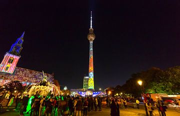 Berlijn: De televisietoren op de Alexanderplatz in speciale verlichting