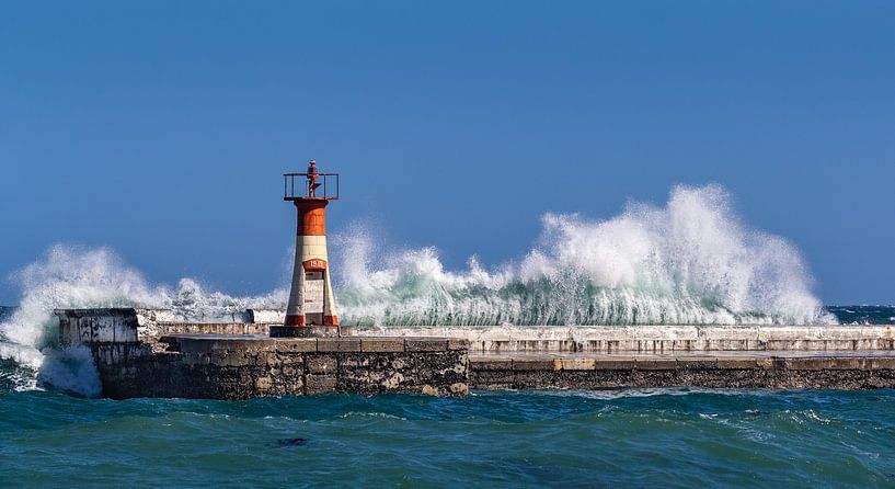 Phare sur la jetée avec hautes vagues par Inge van den Brande