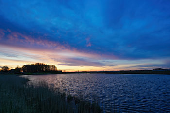 Die blaue Stunde am Wasser – Stille vor dem Tag