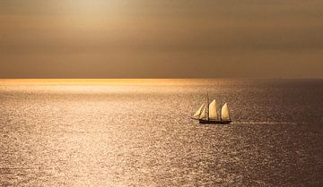 2347 Sailing on the North Sea van Adrien Hendrickx