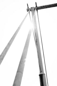 Photo en noir et blanc d'un pont en Hollande avec la lumière du soleil sur Milou Emmerik