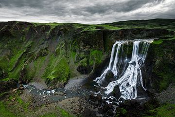 De met mos omringde Fagrifoss waterval (IJsland) van Martijn Smeets
