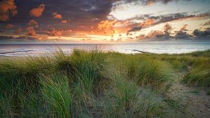 de duinen en de Noordzee tijdens de zonsondergang van eric van der eijk