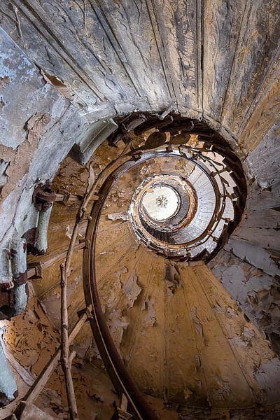 Escaliers dans un théâtre abandonné. par Roman Robroek - Photos de bâtiments abandonnés
