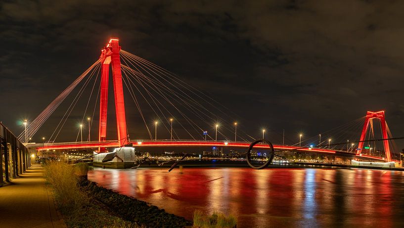 Wilhelina-Brücke in Rotterdam mit Blick auf die Stadt. von iwan faber