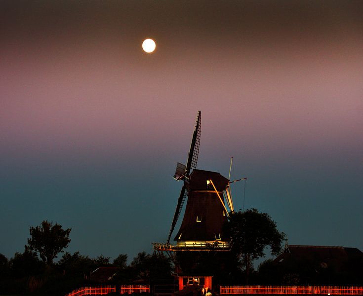 De molen en de maan/The windmill and the moon van Harrie Muis