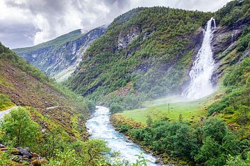 Waterval Avdalsfossen in het Ardal in Noorwegen