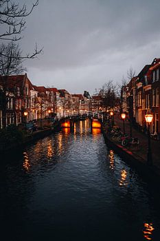 Grachtengordel in de schemering op een Nederlands kanaal in Leiden | Fine Art fotoprints