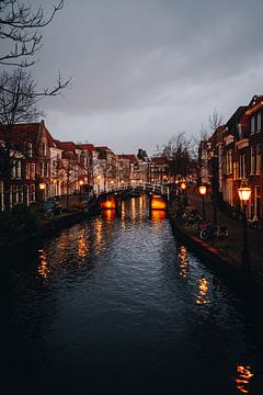 Grachtengordel in de schemering op een Nederlands kanaal in Leiden | Fine Art fotoprints
