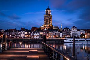 Skyline Deventer tijdens blauwe uur