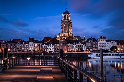 Skyline Deventer tijdens blauwe uur van Patrick Rodink