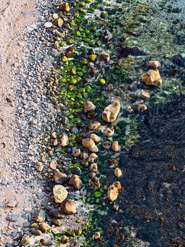Rotskust - Luchtfoto van rotsen en water op strand van Luc de Zeeuw
