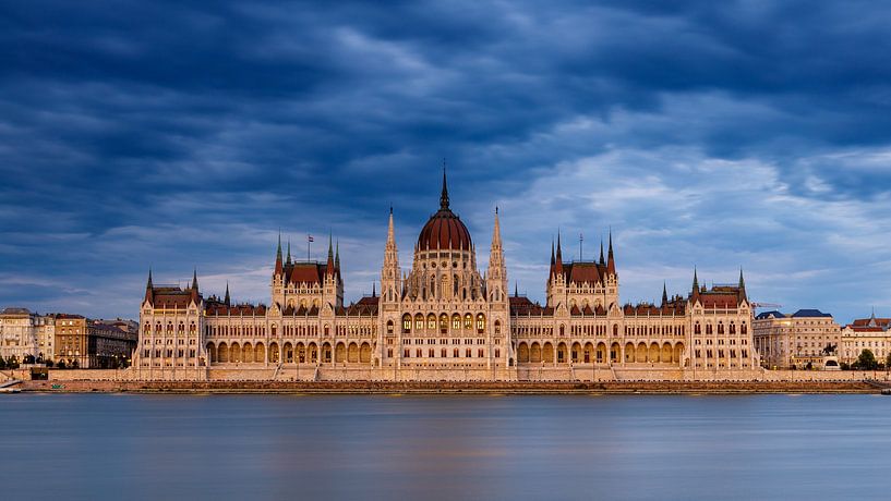 Das Parlamentsgebäude in Budapest an der Donau von Roland Brack