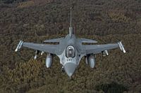 Images détaillées d'avions de chasse F-16.