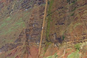 Lift tegen de rotsen in Madeira von Michel van Kooten