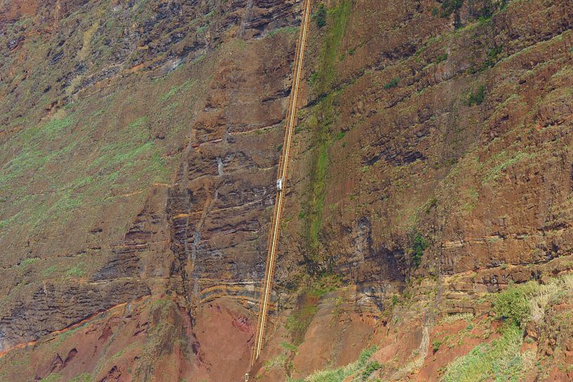 Lift tegen de rotsen in Madeira van Michel van Kooten