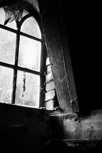 Oude boerderij stalraam vol spinnenwebben | Nederland | Straatfotografie