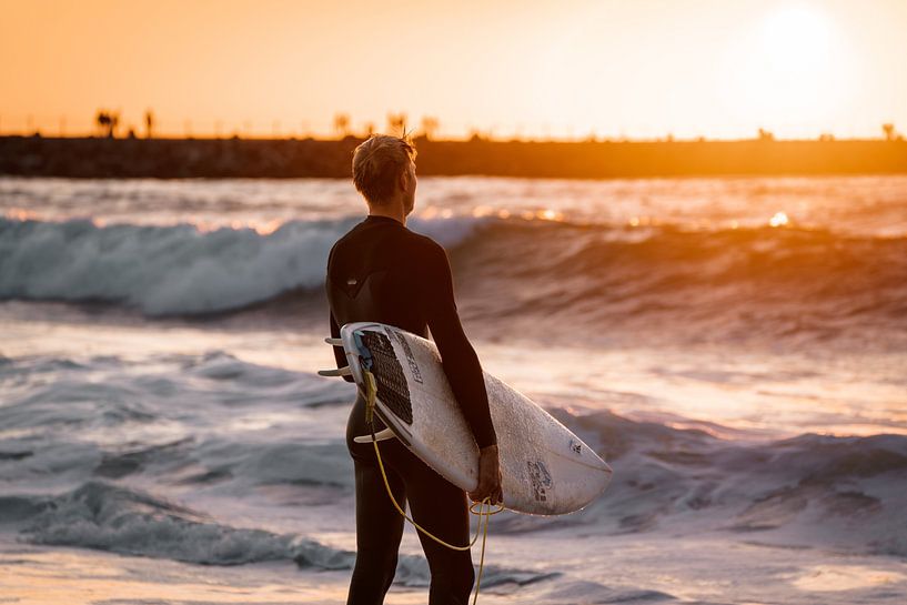 Surfer bij Nørre Vorupør in Denemarken van Vrijgeworteld