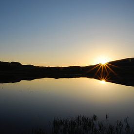 Sunset reflected in lake von Marijn Goud