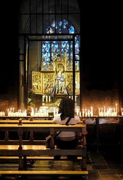 Sitzende Frau in einer Kirche von Lensw0rld