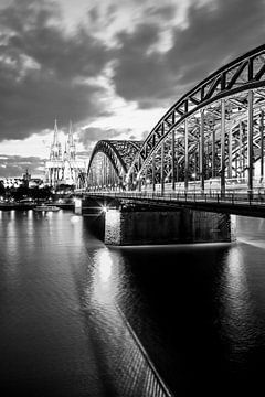 Keulse Dom en Hohenzollern-brug in Keulen / zwart/wit