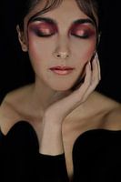 Vrouw in het zwart met roze make-up