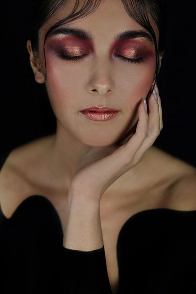Frau in Schwarz mit rosa Schminke von Iris Kelly Kuntkes