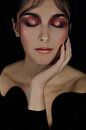 Vrouw in het zwart met roze make-up van Iris Kelly Kuntkes thumbnail