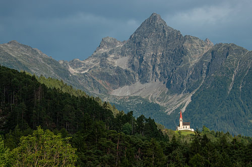 Kleine Kirche am Fuße eines Alpengipfels